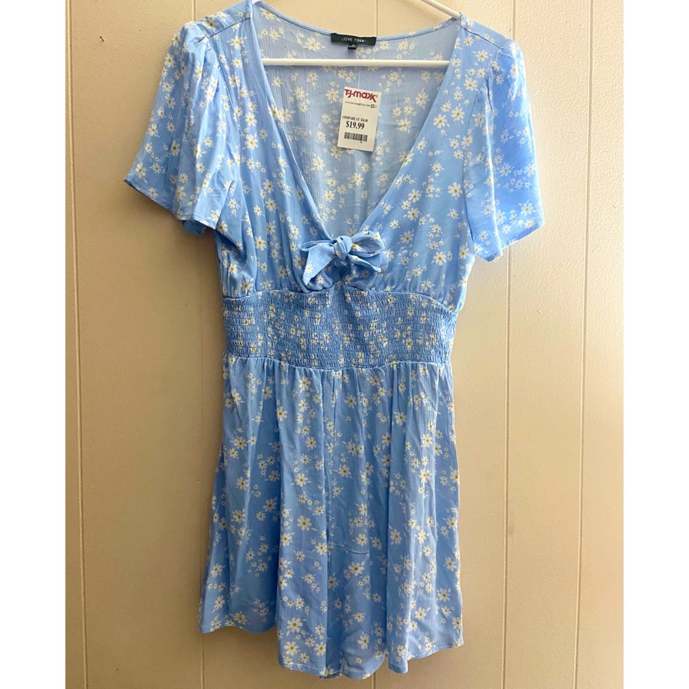 Light blue romper with white flowers! Cute little tie at the front. Size Medium